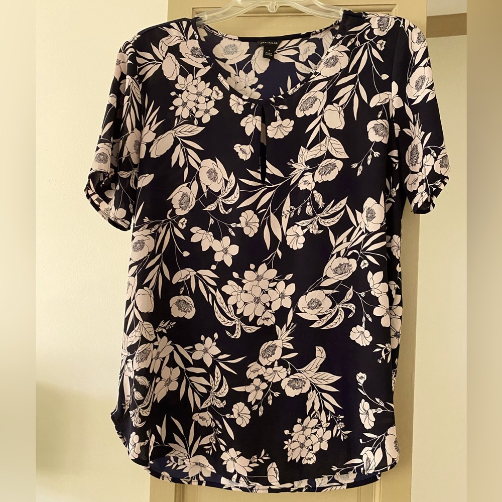 Ann Taylor Short sleeve Blouse. Black with tan flowers. Size Medium